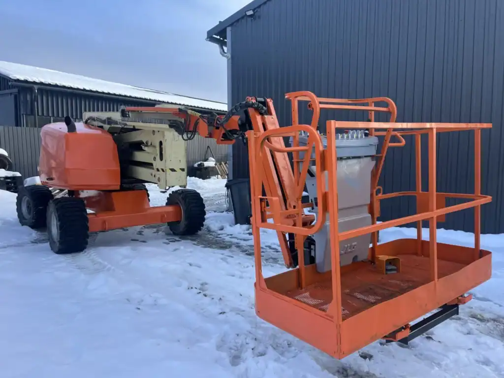 Podnośnik przegubowo-teleskopowy 18 metrów spalinowy napęd 4×4 JLG 520 AJ – 2